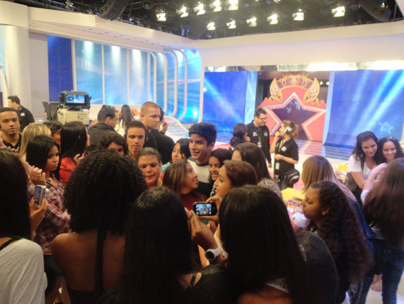 As meninas da plateia não resistiram ao charme de Ricky Tavares e cercaram o ator para pedir fotos e autógrafos