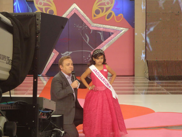 Elas esbanjaram beleza e simpatia no palco do Programa do Gugu