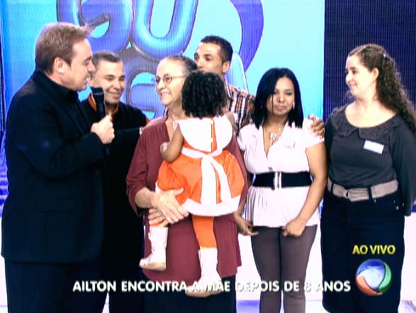 Dessa vez, Gugu exibiu grandes reencontros de famílias que não se viam há anos