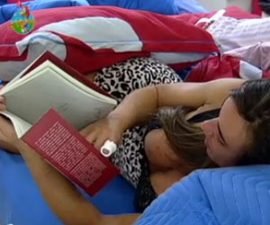 Com decotão, Nicole Bahls esbanja sensualidade até lendo um livro