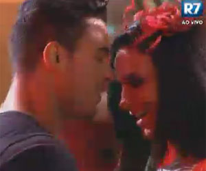 Shayene Cesário e Gustavo Salyer dançam coladinhos no começo da Festa Claro