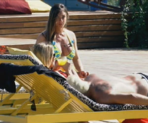 Rodrigo mostra bumbum a Nicole e a modelo arrega os olhos para o loiro Rodrigo mostra bumbum a Nicole e a modelo arrega os olhos para o loiro