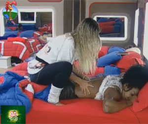 Robertha faz massagem em Simone Robertha faz massagem em Simone