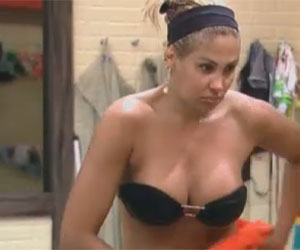 Angela toma banho na sede Angela toma banho na sede