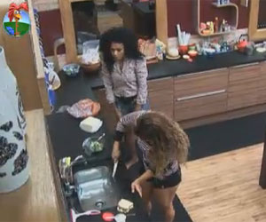 Viviane diz que Angela ficou triste em ir para o celeiro com Vavá Viviane diz que Angela ficou triste em ir para o celeiro com Vavá