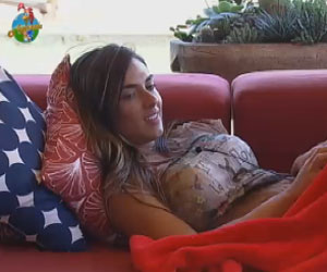 Nicole Bahls reclama que Simone Sampaio lê a Bíblia em voz alta