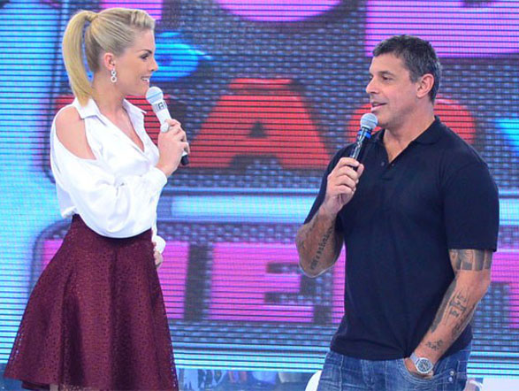 Alexandre Frota, autêntico como sempre, afirmou que gostou mais de fazer filme pornô com um travesti do que com Rita Cadillac. Assista na íntegra