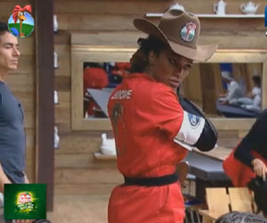 Emocionada, Simone chora e recebe o chapéu de Fazendeira Emocionada, Simone chora e recebe o chapéu de Fazendeira