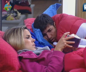 Diego segue no encalço de Robertha até na cama Diego segue no encalço de Robertha até na cama
