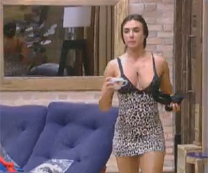 Nicole desfila de camisola de oncinha Nicole desfila de camisola de oncinha