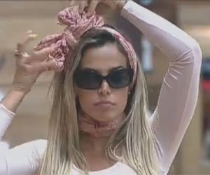 Robertha usa laço na cabeça Robertha usa laço na cabeça