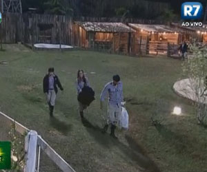 Diego, Felipe, Nicole e Penélope descem alegres para o celeiro Diego, Felipe, Nicole e Penélope descem alegres para o celeiro