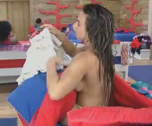 Pela terceira vez nesta sexta (27), Nicole se descuida e mostra os seios às câmeras Pela terceira vez nesta sexta (27), Nicole se descuida e mostra os seios às câmeras