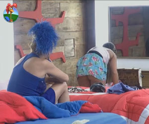 Nicole Bahls se inclina para arrumar mala e fica em posição sexy