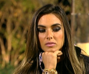 Nicole Bahls volta para a sede e é recebida sem muito entusiasmo pelos peões