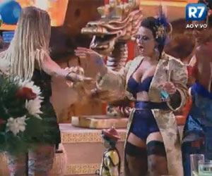De cinta-liga e lingerie, Viviane dá um show de sensualidade na Festa China De cinta-liga e lingerie, Viviane dá um show de sensualidade na Festa China