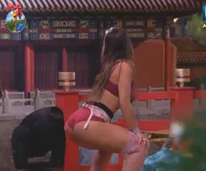Ao som de funk, Nicole empina o bumbum e faz pose sey em dança