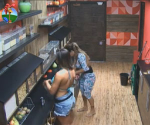 Viviane Araujo e Nicole Bahls dividem mesmo espaço na despensa Viviane Araujo e Nicole Bahls dividem mesmo espaço na despensa