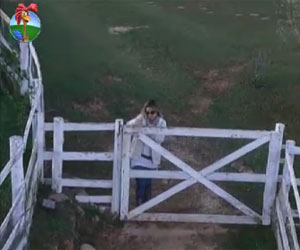 Fazendeira Robertha e Felipe se preparam para cumprir tarefa com as vacas Fazendeira Robertha e Felipe se preparam para cumprir tarefa com as vacas