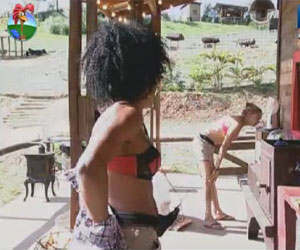 Simone Sampaio faz strip-tease de tirar o fôlego e fala sobre lingeries Simone Sampaio faz strip-tease de tirar o fôlego e fala sobre lingeries