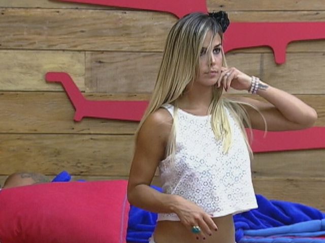 Na tarde desta quarta-feira (8), os peões ganharam um tratamento de beleza completo <br><br><a href="http://afazenda.r7.com/a-fazenda-5/noticias/peoes-participam-de-atividade-com-direito-a-corte-de-cabelo-e-barbearia-20120808.html" target=”_blank”><b>Veja mais sobre os cuidados de beleza que os peões receberam</b></a>