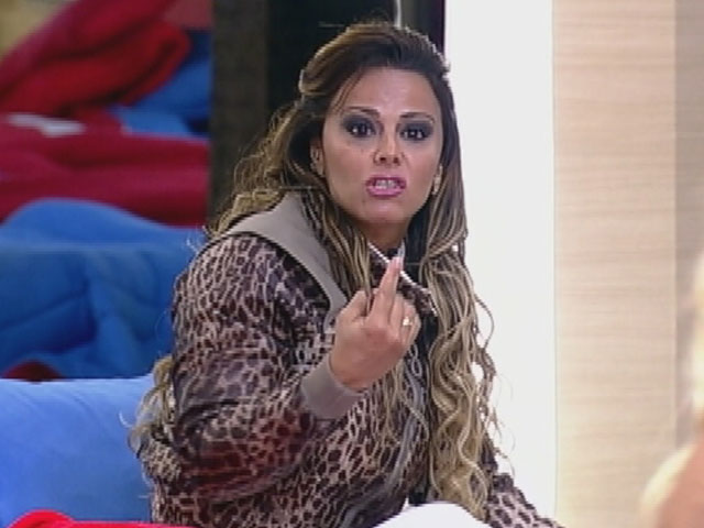 Viviane e Nicole protagonizaram muitas brigas. Uma das primeiras foi por causa de um absorvente que Nicole estava utilizando e Viviane a alertou de que estava aparecendo. A modelo levou a mal e não gostou do toque da atriz <br><br><a href="http://afazenda.r7.com/a-fazenda-5/noticias/viviane-avisa-nicole-sobre-seu-absorvente-e-clima-esquenta-20120610.html"target="_blank"><b>Clique aqui e veja mais detalhes da briga</b></a>