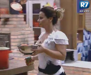 Após tomar banho, Viviane prepara o jantar para os companheiros Após tomar banho, Viviane prepara o jantar para os companheiros