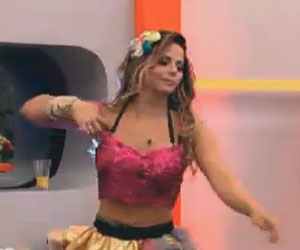 Viviane Araujo faz coreografia sensual em famosa música de Michel Teló Viviane Araujo faz coreografia sensual em famosa música de Michel Teló