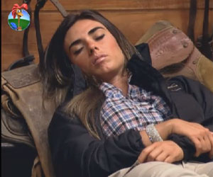 Enquanto excluídos do celeiro cantam animados, Nicole Bahls fecha os olhos Enquanto excluídos do celeiro cantam animados, Nicole Bahls fecha os olhos