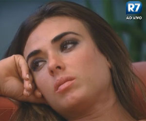 Após briga com Felipe, Nicole, agustiada, se isola na varanda da sede Após briga com Felipe, Nicole, agustiada, se isola na varanda da sede