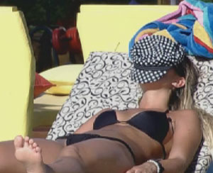 Com seu biquíni mais sexy, Robertha Portella dorme enquanto toma sol Com seu biquíni mais sexy, Robertha Portella dorme enquanto toma sol
