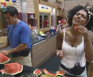 Participantes se divertem na cozinha da sede com imitações de Nicole Participantes se divertem na cozinha da sede com imitações de Nicole