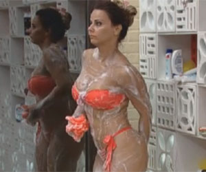 Viviane capricha no banho na sede Viviane capricha no banho na sede