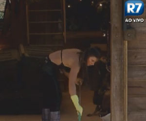Fazendeira da Semana Nicole coloca a mão na massa e faz tarefas do dia Fazendeira da Semana Nicole coloca a mão na massa e faz tarefas do dia