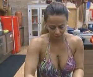 Nicole é gentil com Viviane e a atriz fica lisonjeada com atitude da modelo Nicole é gentil com Viviane e a atriz fica lisonjeada com atitude da modelo