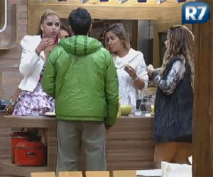Após acordar cedo, Felipe Folgosi já cumpre obrigação com as cabras Após acordar cedo, Felipe Folgosi já cumpre obrigação com as cabras