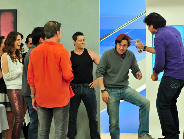 Os internautas do R7 votaram para  o apresentador Celso Zucatelli mudar o visual. Antes do novo corte de cabelo, Edu Guedes brinca de colorir o cabelo do amigo Veja mais notícias do Hoje em Dia