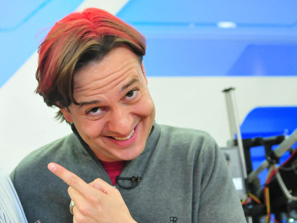 E olha o resultado da brincadeira de Edu Guedes. Zucatelli com o cabelo todo colorido. Que bagunça, não é? Veja mais notícias do Hoje em Dia
