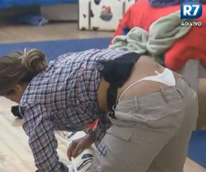 Enquanto arruma a mala, Viviane deixa calça cair e faz a alegria dos fãs Enquanto arruma a mala, Viviane deixa calça cair e faz a alegria dos fãs