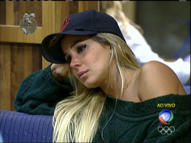 Robertha não conseguiu segurar as lágrimas e se emocionou com a eliminação de Diego Pombo