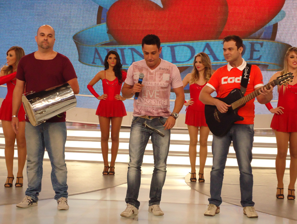 Além de garantir muitos ciúmes e diversão, Vavá não poderia passar pelo programa sem cantar os seus grandes sucessos junto aos demais integrantes do Karametade