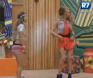 Após Nicole Bahls insistir, Léo Áquilla se anima e faz dança estranha Após Nicole Bahls insistir, Léo Áquilla se anima e faz dança estranha