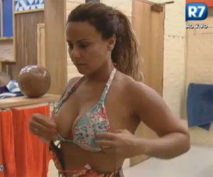 Viviane protagoniza cena instigante e mexe com a imaginação do público Viviane protagoniza cena instigante e mexe com a imaginação do público