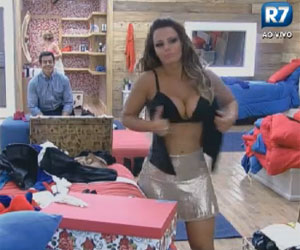 Viviane Araujo veste roupa provocante e fica satisfeita com a sua ...