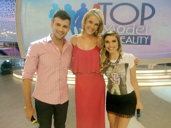 Ao final da gravação,  o casal  faz questão de posar ao lado de Ana Hickmann