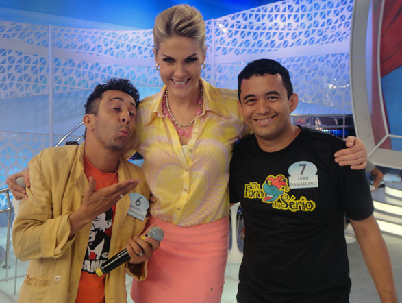E, no final, o vencedor (à esqurda) e o vice (à direita) fazem questão de posar ao lado da apresentadora