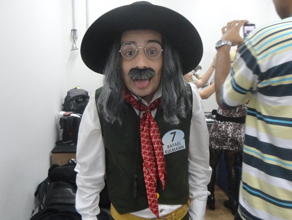 Rafael Kulmann, vestido de Gaúcho Mano, faz careta para as câmeras