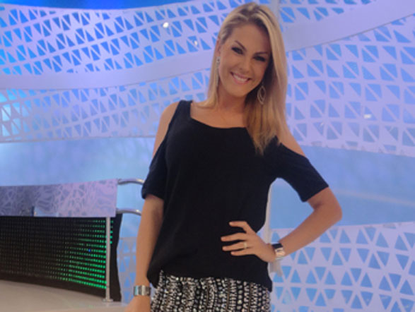 Ana Hickmann posa para as lentes do R7 antes da gravação do quadro Olimpiadas