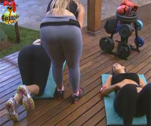 Ísis Gomes ensina exercício para Bianca Luperini e as duas ficam em poses sensuais Ísis Gomes ensina exercício para Bianca Luperini e as duas ficam em poses sensuais