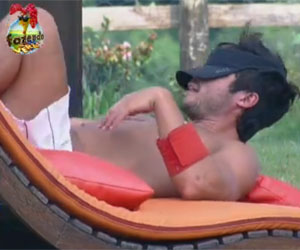 Inseto invade cal&ccedil;&atilde;o de Victor que toma susto e cai da cadeira - A ...